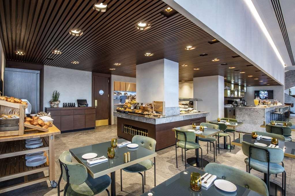 Hilton Garden Inn Tbilisi Chavchavadze المطعم الصورة