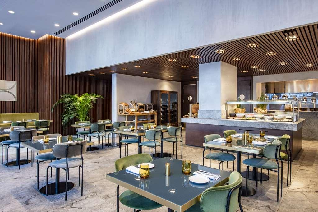Hilton Garden Inn Tbilisi Chavchavadze المطعم الصورة